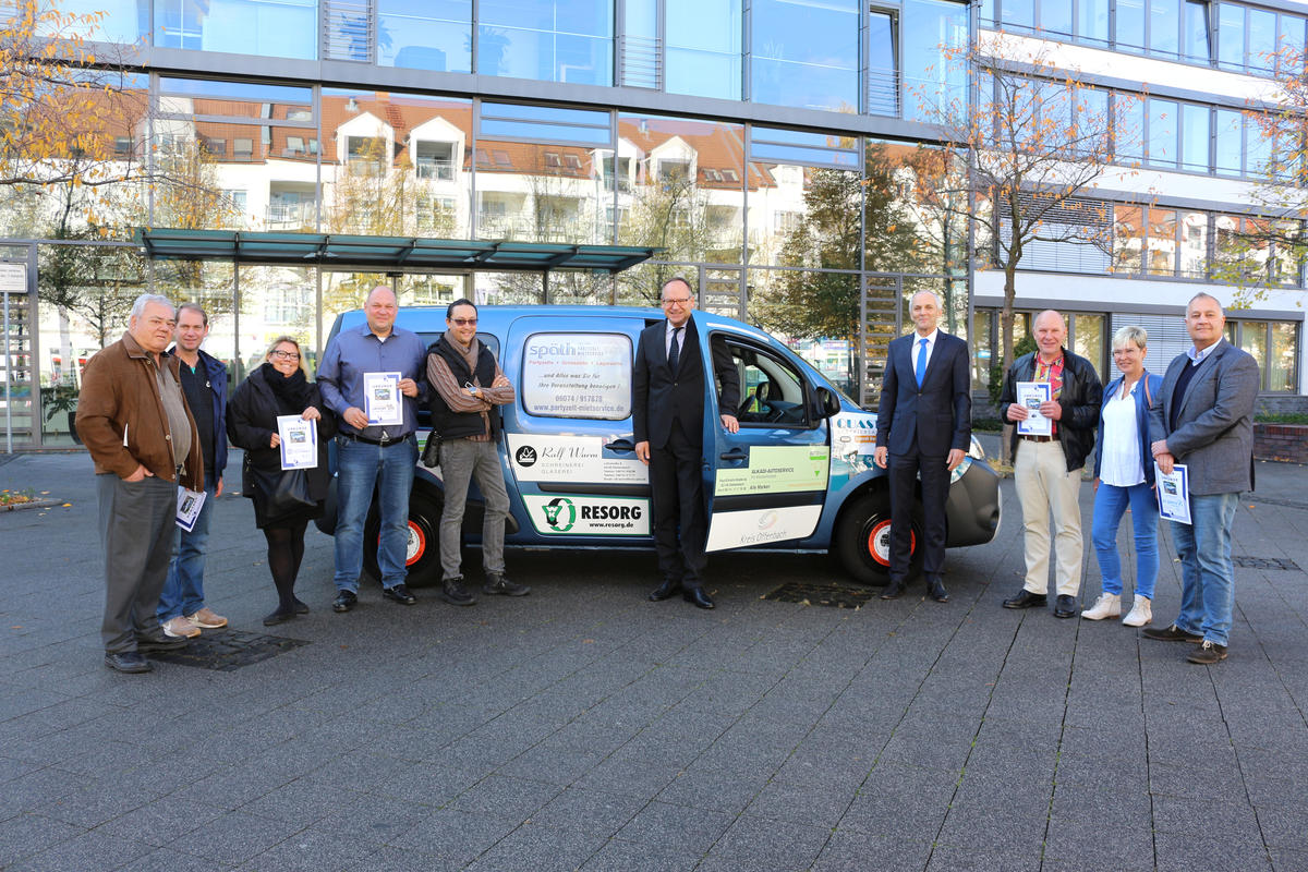 Mobil zum Nulltarif - Landrat Oliver Quilling mit den Unternehmern vor dem Elektrofahrzeug
