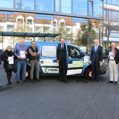Mobil zum Nulltarif - Landrat Oliver Quilling mit den Unternehmern vor dem Elektrofahrzeug
