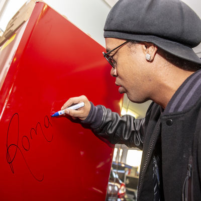 Fu�ball-Star Ronaldinho im Gorillas and Cars in Frankfurt