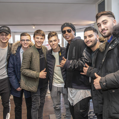 Ronaldinho posiert mit Fans im Gorillas and Cars