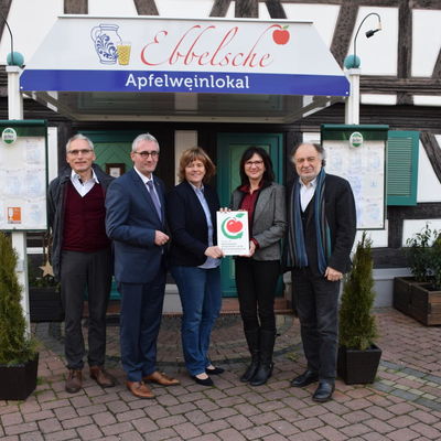 �bergabe Partnerschild der Hessischen Apfelwein- und Obstwiesenroute