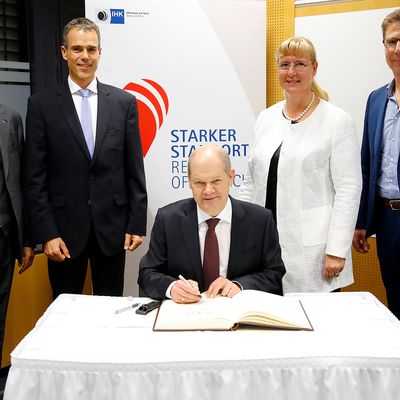 ###cat:7490###Offenbach-221119 Offenbacher Dialog, IHK Offenbach mit Bundesfinanzminister Olf ScholzPraesidentin Kirsten Schoder-Steinmueller und Hauptgeschaeftsfuehrer Markus Weinbrenner begreussten den Minister.**************************************