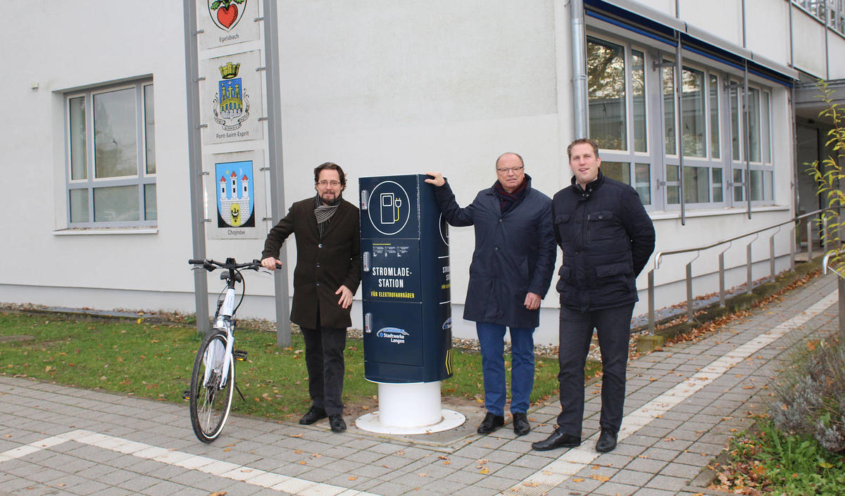 E-Bike-Ladestation vor dem Egelsbacher Rathaus 