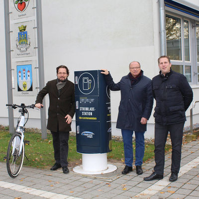 Egelsbachs B�rgermeister Tobias Wilbrand (mit Dienst-E-Bike), Stadtwerke Direktor Manfred Pusdrowski und Stadtwerke-Vertriebsleiter Christian Weber (rechts) bei der Inbetriebnahme der Ladestation f�r Fahrrad-Akkus.