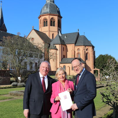 Digitalministerin Prof. Dr. Kristina Sinemus �berreicht Landrat Oliver Quilling Letter of Intent (drau�en)