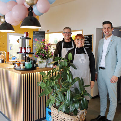 Mittwochs gibt es bei Volpe Mittagstisch: Drei Gerichte servieren (links) Peter und Marion W�stkamp ihren G�sten. J�ngst schaute auch B�rgermeister Manuel Friedrich vorbei.