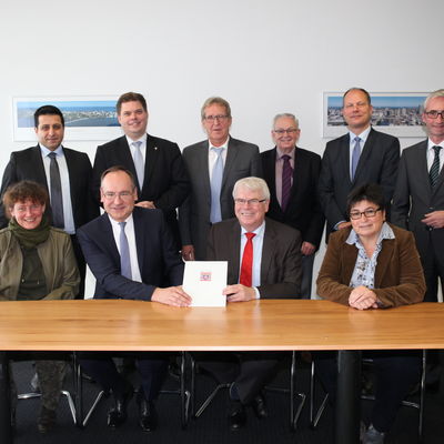 Staatssekret�r Koch �berreicht F�rderbescheid