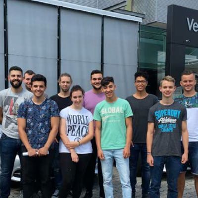 Elf der 15 neuen Auszubildenden vom Autohaus G�bel