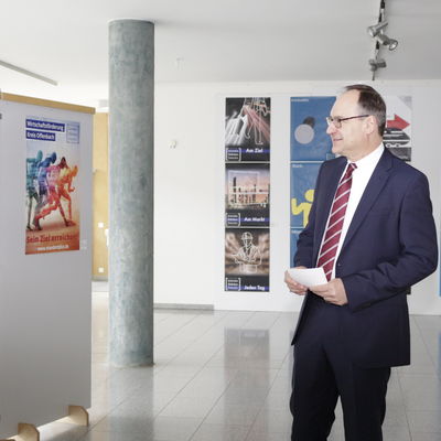 Landrat betrachtet die Ergebnisse des Plakatwettbewerbs