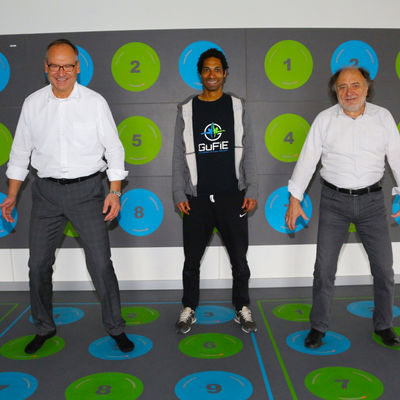 Landrat Oliver Quilling probiert im GuFiE den Prama-Trainingszirkel aus